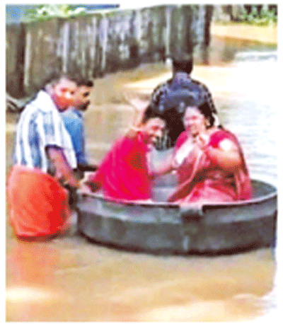 ডেকচিতে চেপে বিয়ের আসরে