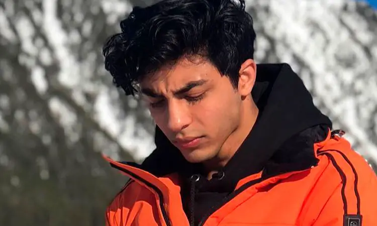 জেলে ধর্মগ্রন্থ পড়ছেন আরিয়ান জেলে ধর্মগ্রন্থ পড়ছেন আরিয়ান