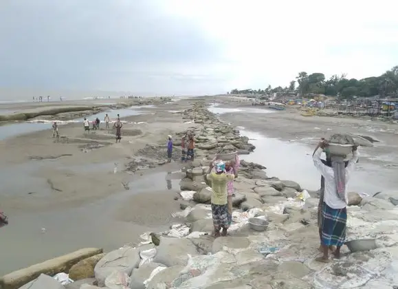 কুয়াকাটা সৈকতে বালু কাটা বন্ধের দাবি ॥ নষ্ট হচ্ছে সৈকতের সৌন্দর্য