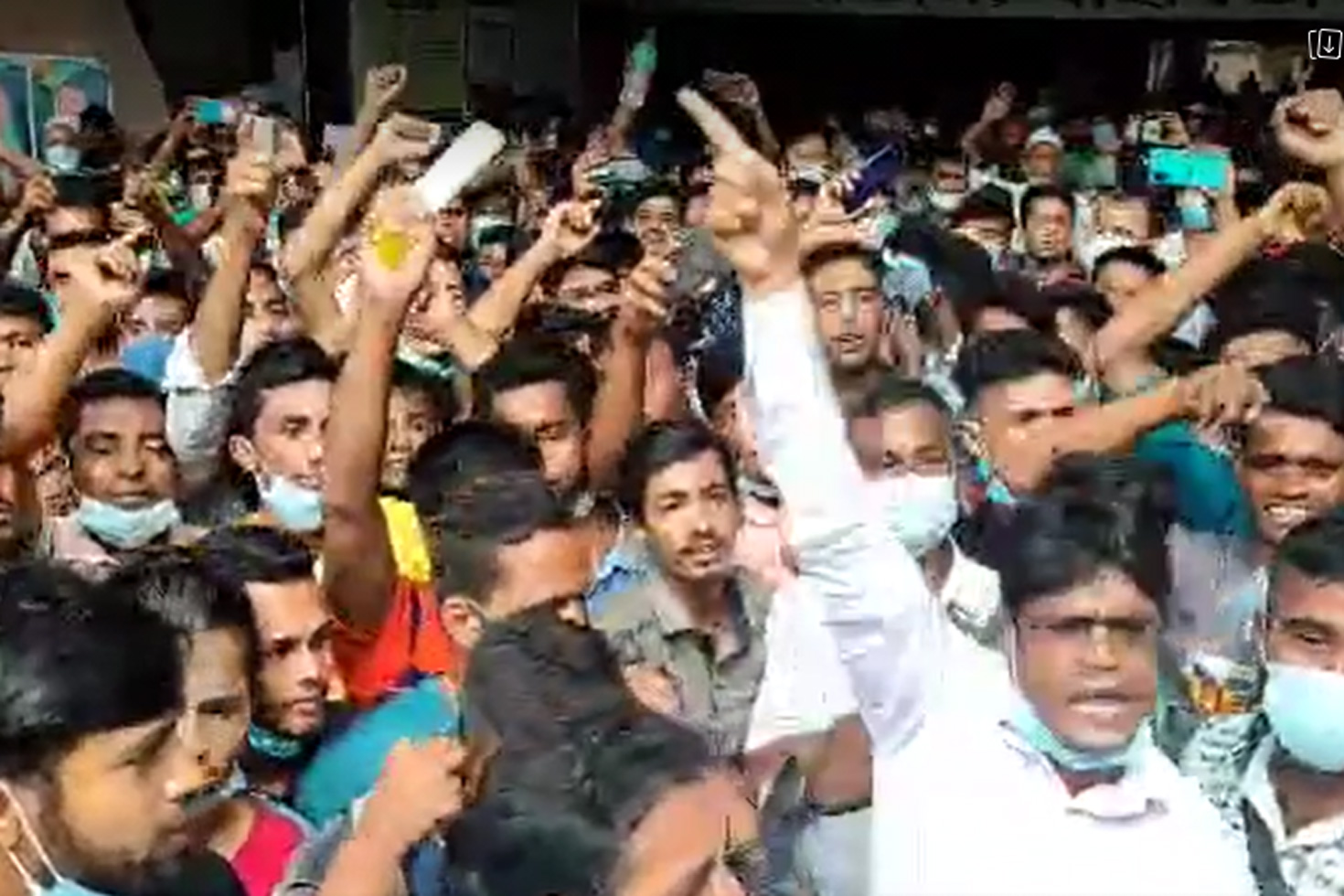 সোহরাওয়ার্দীতে টিকা নিয়ে বিক্ষোভ সোহরাওয়ার্দীতে টিকা নিয়ে বিক্ষোভ