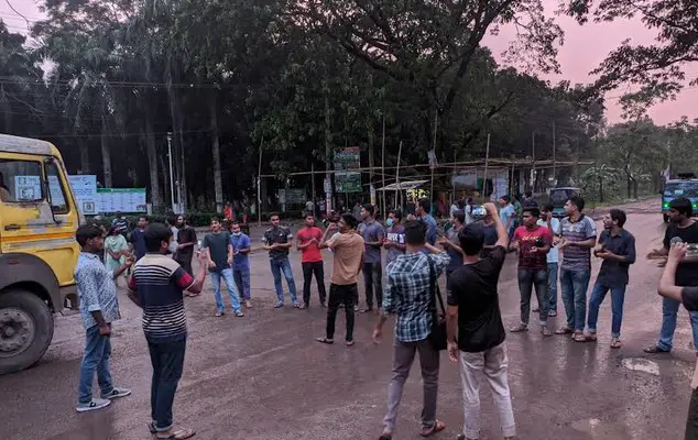 রাস্তা সংস্কারের দাবিতে দেড় ঘন্টা কুষ্টিয়া-খুলনা মহাসড়ক অবরোধ রাস্তা সংস্কারের দাবিতে দেড় ঘন্টা কুষ্টিয়া-খুলনা মহাসড়ক অবরোধ