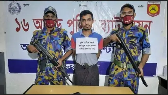 টেকনাফে অস্ত্রসহ আরসা ক্যাডার আটক টেকনাফে অস্ত্রসহ আরসা ক্যাডার আটক