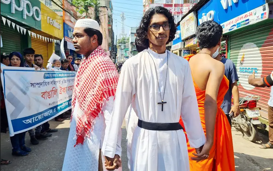 সম্প্রীতির বাংলাদেশে হামলার প্রতিবাদে পটুয়াখালীতে মানববন্ধন