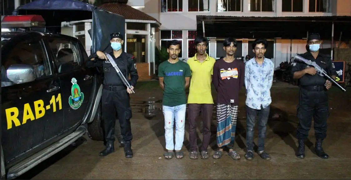 সোনারগাঁয়ে কম্পিউটারে পর্ণ ভিডিও সরবরাহের অভিযোগে গ্রেফতার ৪ সোনারগাঁয়ে কম্পিউটারে পর্ণ ভিডিও সরবরাহের অভিযোগে গ্রেফতার ৪