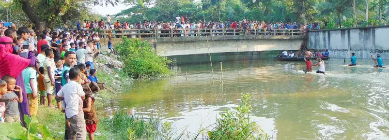 বাগেরহাটে যুগীখালী নদীতে ব্যতিক্রমী কলার ভেলা বাইচ প্রতিযোগীতা