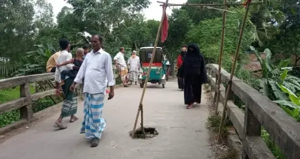 রায়পুরায় ব্রিজের মধ্যে গর্ত, ঝঁকি নিয়ে চলছে যানবাহন