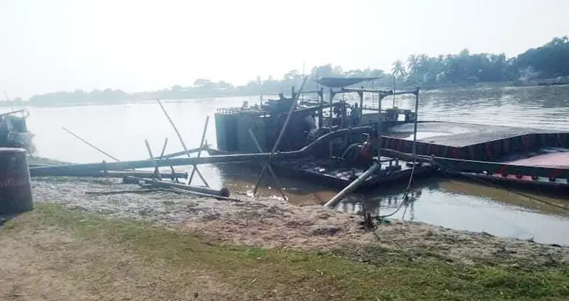 আজমিরীগঞ্জে কালনী নদী থেকে বালু উত্তোলনে ফসলি জমি ও গ্রাম হুমকিতে