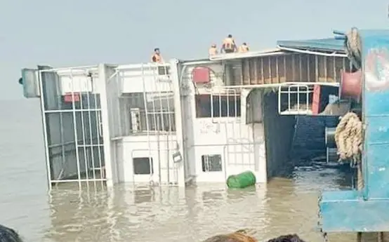 পাটুরিয়ায় ফেরিঘাটে তীরে ভিড়ার সময় যানবাহনসহ ফেরিডুবি পাটুরিয়ায় ফেরিঘাটে তীরে ভিড়ার সময় যানবাহনসহ ফেরিডুবি