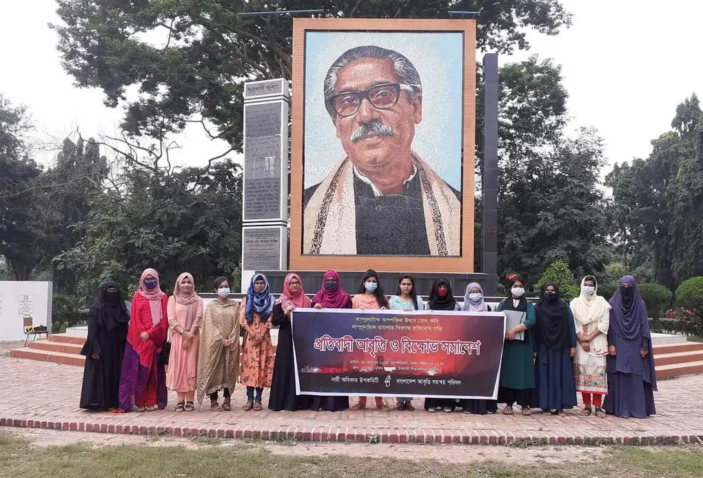 ইবিতে কবিতা ও গানে সাম্প্রদায়িক অপশক্তির বিরুদ্ধে প্রতিবাদ ইবিতে কবিতা ও গানে সাম্প্রদায়িক অপশক্তির বিরুদ্ধে প্রতিবাদ