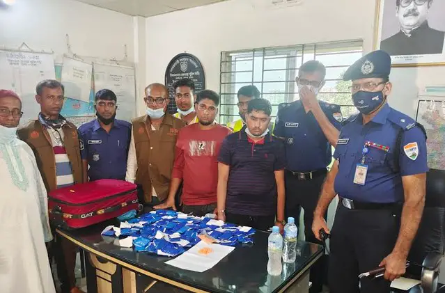বিমানবন্দর রেলস্টেশনে সাড়ে ২৬ সহস্রাধিক ইয়াবাসহ দুই ভাই গ্রেফতার বিমানবন্দর রেলস্টেশনে সাড়ে ২৬ সহস্রাধিক ইয়াবাসহ দুই ভাই গ্রেফতার