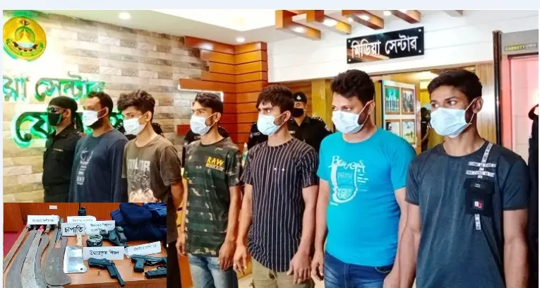 পুলিশের পোশাকে ডাকাতি, চক্রের ছয় সদস্য আটক পুলিশের পোশাকে ডাকাতি, চক্রের ছয় সদস্য আটক