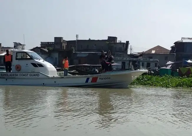 মেঘনা মোহনায় লঞ্চের ধাক্কায় নৌকা ডুবি, নিখোঁজ ১ মেঘনা মোহনায় লঞ্চের ধাক্কায় নৌকা ডুবি, নিখোঁজ ১