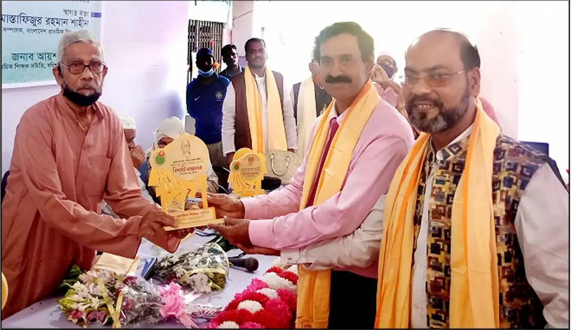 বরিশালের ছয় গুণী শিক্ষককে সম্মাননা বরিশালের ছয় গুণী শিক্ষককে সম্মাননা