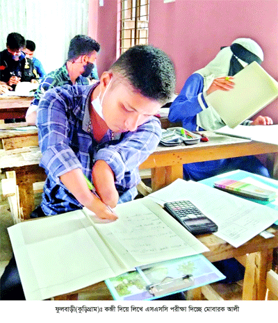 দুই হাতের কব্জি দিয়ে লিখে পরীক্ষা দেয় মোবারক দুই হাতের কব্জি দিয়ে লিখে পরীক্ষা দেয় মোবারক