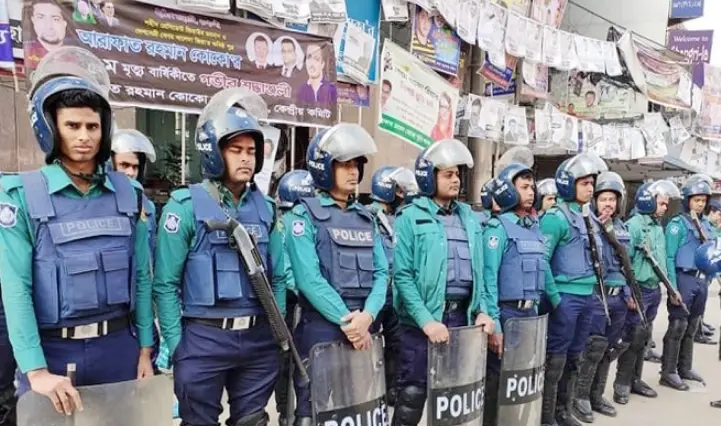 পুলিশের ছুটি বাতিল ॥ সর্বোচ্চ সতর্ক থাকার নির্দেশ পুলিশের ছুটি বাতিল ॥ সর্বোচ্চ সতর্ক থাকার নির্দেশ