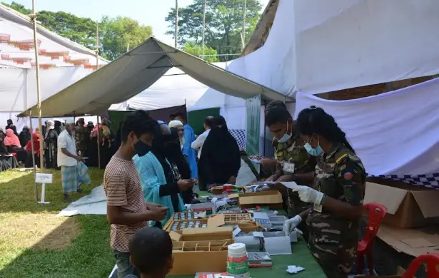 কক্সবাজারে অসহায় ও দুস্থদের সেনা বাহিনীর ত্রাণ বিতরণ-ফ্রি চিকিৎসা সেবা