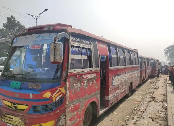 হাফ ভাড়া নিয়ে ছাত্রী হয়রানি, বাস আটকালেন জাবি শিক্ষার্থীরা