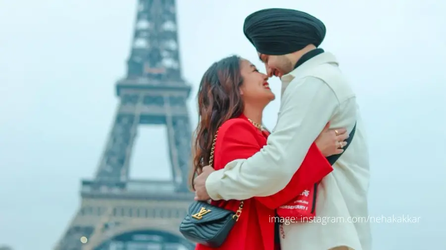 আইফেল টাওয়ারের সামনে স্বামীকে গায়িকা নেহার চুম্বন আইফেল টাওয়ারের সামনে স্বামীকে গায়িকা নেহার চুম্বন