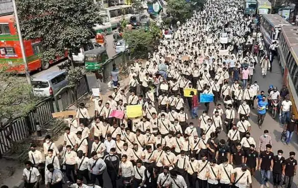 নটরডেমের শিক্ষার্থীর মৃত্যু ॥ বিচারের দাবিতে সড়ক অবরোধ