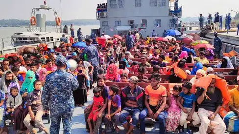 ৩৭৯ জন রোহিঙ্গা নিয়ে ভাসানচরের পথে নৌবাহিনীর জাহাজ