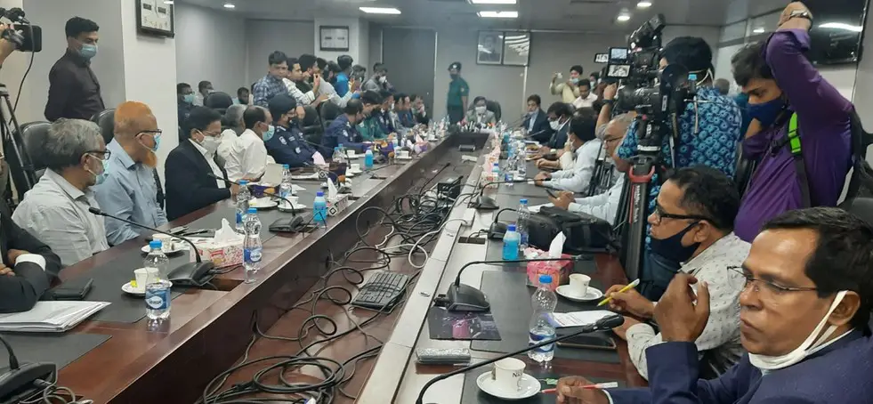 হাফ পাস : সিদ্ধান্ত ছাড়াই শেষ হলো বৈঠক হাফ পাস : সিদ্ধান্ত ছাড়াই শেষ হলো বৈঠক