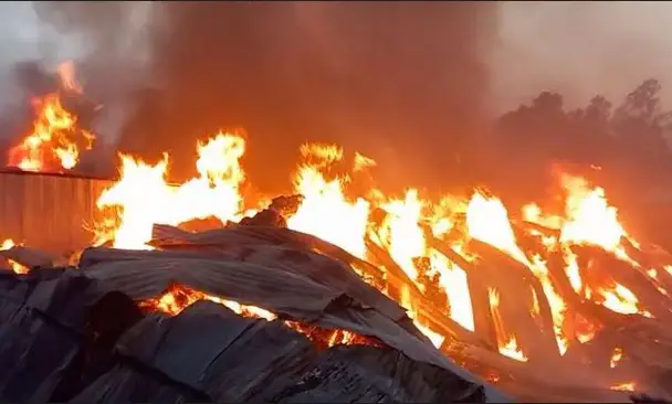 গাজীপুরে আবারও ঝুটের গুদামে আগুন গাজীপুরে আবারও ঝুটের গুদামে আগুন