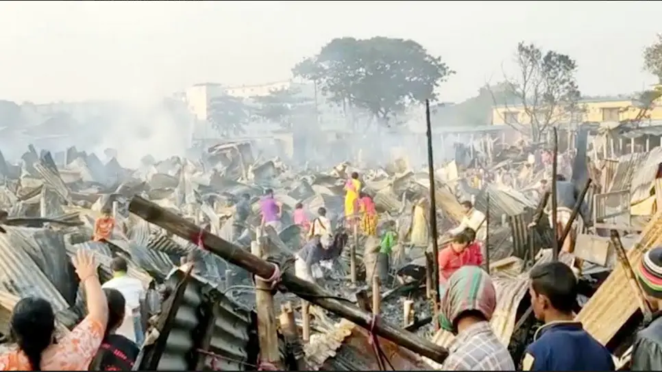 টঙ্গী বাজার মাজার বস্তিতে আগুনে ৫ শ' ঘর পুড়ে ছাই