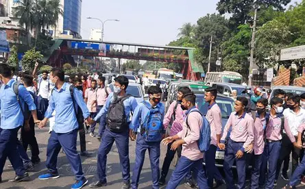 ধানমন্ডির সড়কে শিক্ষার্থীদের অবস্থান, পরীক্ষা করছে চালকের লাইসেন্স