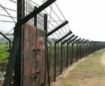 পোরশা সীমান্তের ওপারে বাংলাদেশী গরু চোরাকারবারী আটক পোরশা সীমান্তের ওপারে বাংলাদেশী গরু চোরাকারবারী আটক