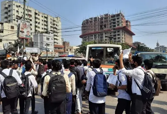 ‘হাফ পাসের’ দাবিতে পুরান ঢাকায় সড়ক অবরোধ-বিক্ষোভ