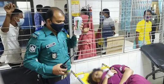 অজ্ঞান পার্টির খপ্পরে নারীর পাশে স্যালাইন নিয়ে পুলিশ অজ্ঞান পার্টির খপ্পরে নারীর পাশে স্যালাইন নিয়ে পুলিশ