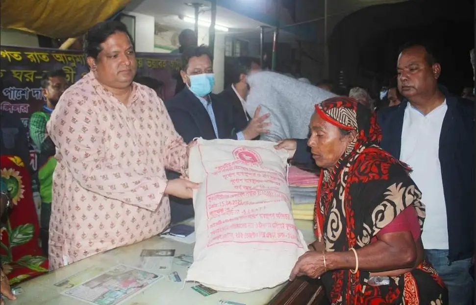 টঙ্গীতে পুড়ে যাওয়া বস্তির একটি মানুষও না খেয়ে থাকবে না ॥ রাসেল