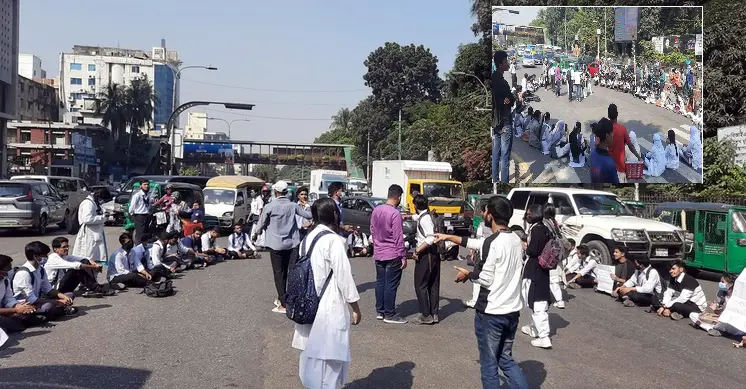 নিরাপদ সড়কের দাবিতে শিক্ষার্থীদের অবরোধ