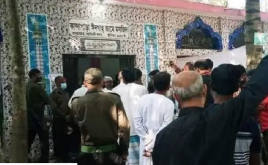 মসজিদে বুথ বানিয়ে ভোটগ্রহণে সমালোচনার ঝড় চলছে (ভিডিও) মসজিদে বুথ বানিয়ে ভোটগ্রহণে সমালোচনার ঝড় চলছে (ভিডিও)