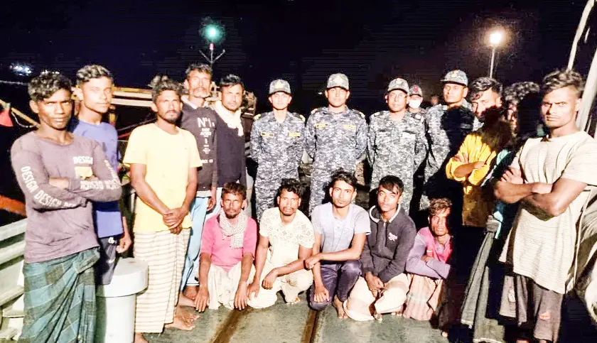 ভাসমান ১৪ জেলেকে উদ্ধার করেছে নৌবাহিনী ভাসমান ১৪ জেলেকে উদ্ধার করেছে নৌবাহিনী