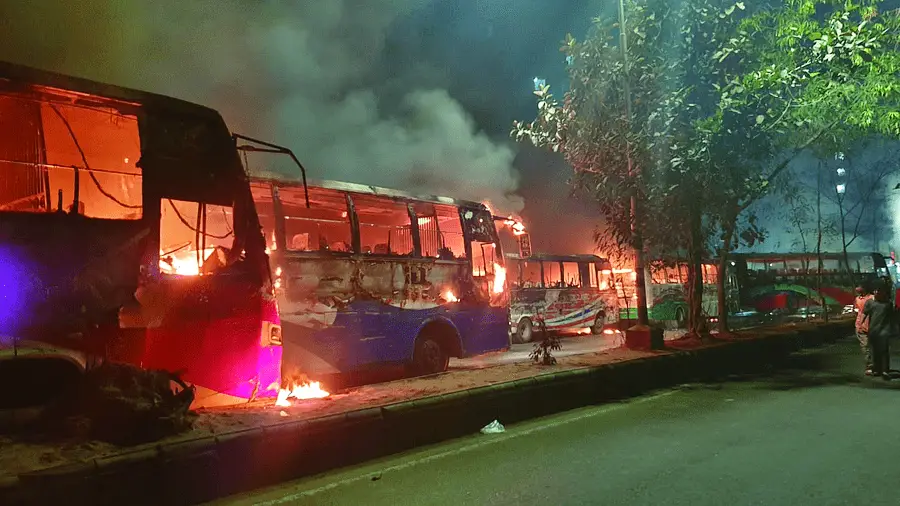 রামপুরায় বাসচাপায় শিক্ষার্থী নিহত, বাসে আগুন রামপুরায় বাসচাপায় শিক্ষার্থী নিহত, বাসে আগুন