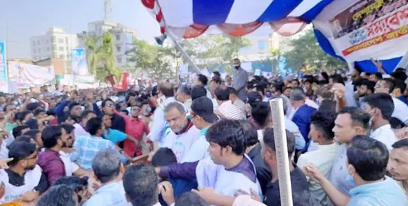 চট্টগ্রামে ভেঙে পড়লো বিএনপি নেতাদের সমাবেশ মঞ্চ চট্টগ্রামে ভেঙে পড়লো বিএনপি নেতাদের সমাবেশ মঞ্চ