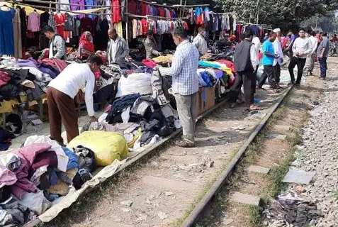 সৈয়দপুরে রেললাইনের ধারে জমজমাট বাজার ॥ চাঁদাবাজির অভিযোগ সৈয়দপুরে রেললাইনের ধারে জমজমাট বাজার ॥ চাঁদাবাজির অভিযোগ