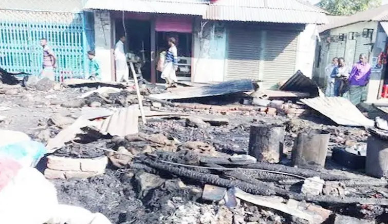 চাটমোহরে অগ্নিকান্ডে ৫ লক্ষ টাকার ক্ষতি চাটমোহরে অগ্নিকান্ডে ৫ লক্ষ টাকার ক্ষতি