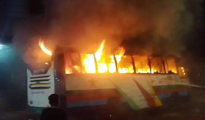 রামপুরায় বাসে আগুন ও ভাঙচুর ॥ আসামি ৮০০ রামপুরায় বাসে আগুন ও ভাঙচুর ॥ আসামি ৮০০