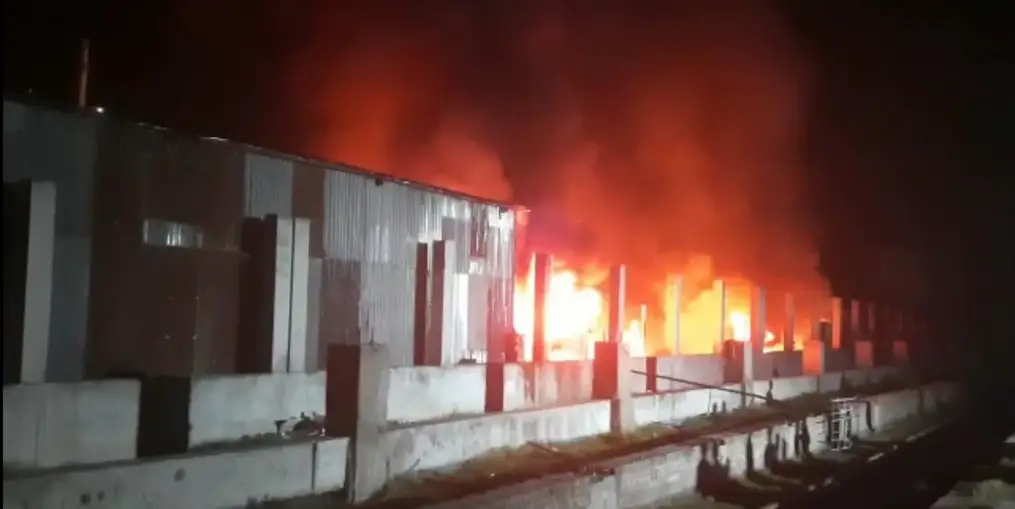 নারায়ণগঞ্জ টিনসেড মার্কেটের আগুনে ৬টি দোকান পুড়ে ছাই নারায়ণগঞ্জ টিনসেড মার্কেটের আগুনে ৬টি দোকান পুড়ে ছাই
