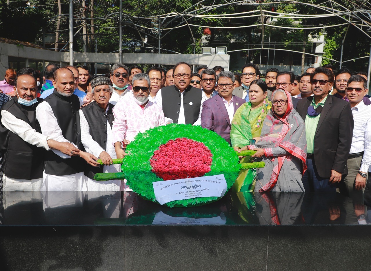 বঙ্গবন্ধুর প্রতিকৃতিতে খায়রুজ্জামান লিটনের শ্রদ্ধা