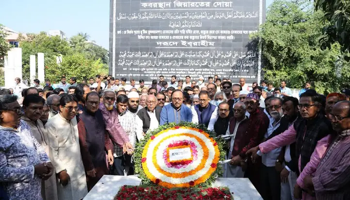 রাজশাহীতে ফিরেই শহীদ কামারুজ্জামানের সমাধিতে শ্রদ্ধা জানালেন মেয়র লিটন