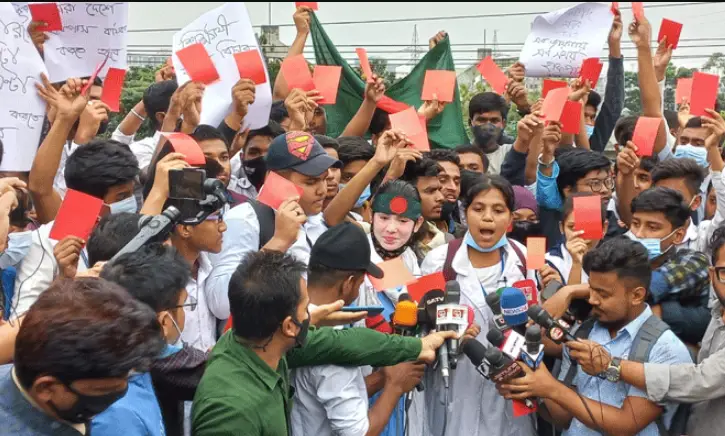 সড়কের দুর্নীতির বিরুদ্ধে ‘লাল কার্ড’ দেখাল শিক্ষার্থীরা সড়কের দুর্নীতির বিরুদ্ধে ‘লাল কার্ড’ দেখাল শিক্ষার্থীরা