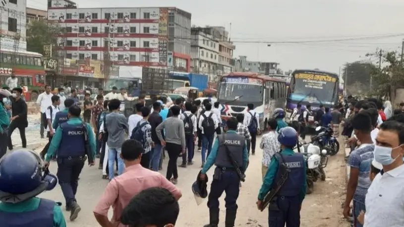 টঙ্গীতে হাফ ভাড়া ও নানা দাবিতে ছাত্রদের মহাসড়ক অবরোধ টঙ্গীতে হাফ ভাড়া ও নানা দাবিতে ছাত্রদের মহাসড়ক অবরোধ