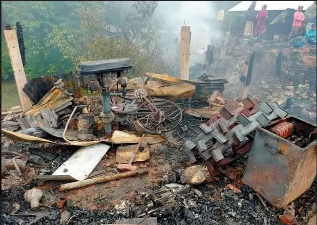 কলাপাড়ায় অগ্নিকাণ্ডে ৪ দোকান পুড়ে ছাই কলাপাড়ায় অগ্নিকাণ্ডে ৪ দোকান পুড়ে ছাই
