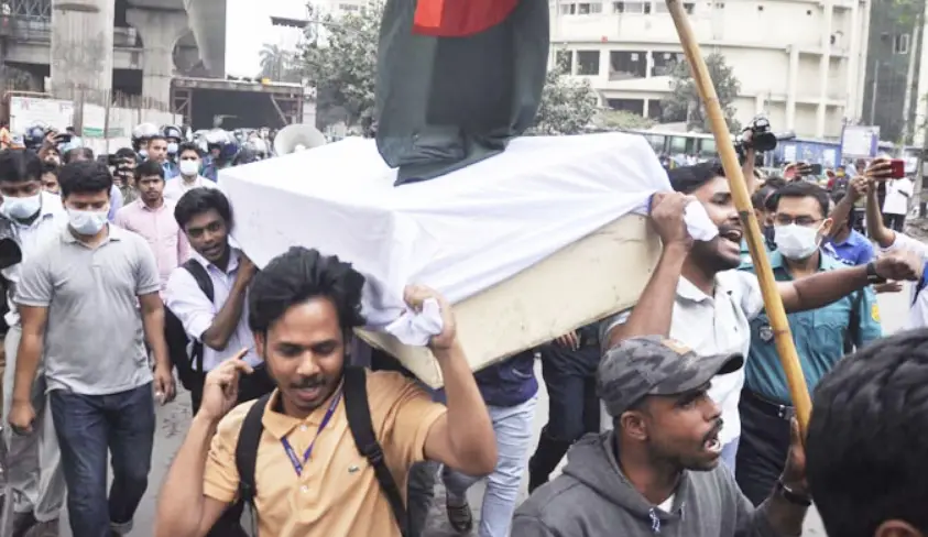 শাহবাগে প্রতীকী লাশ নিয়ে শিক্ষার্থীদের মিছিল শাহবাগে প্রতীকী লাশ নিয়ে শিক্ষার্থীদের মিছিল