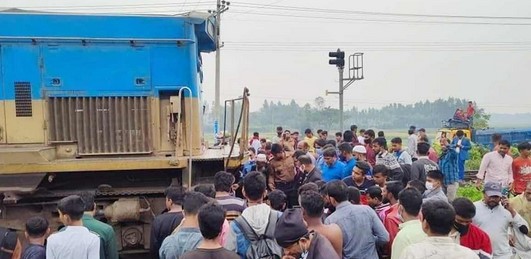 নরসিংদীতে ট্রেনের ধাক্কায় দুমড়েমুচড়ে গেল অটোরিকশা, নিহত ১ নরসিংদীতে ট্রেনের ধাক্কায় দুমড়েমুচড়ে গেল অটোরিকশা, নিহত ১