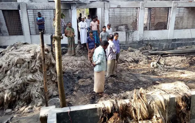 কুড়িগ্রামে আগুনে পুড়ল সাড়ে ৩শ মণ পাট কুড়িগ্রামে আগুনে পুড়ল সাড়ে ৩শ মণ পাট