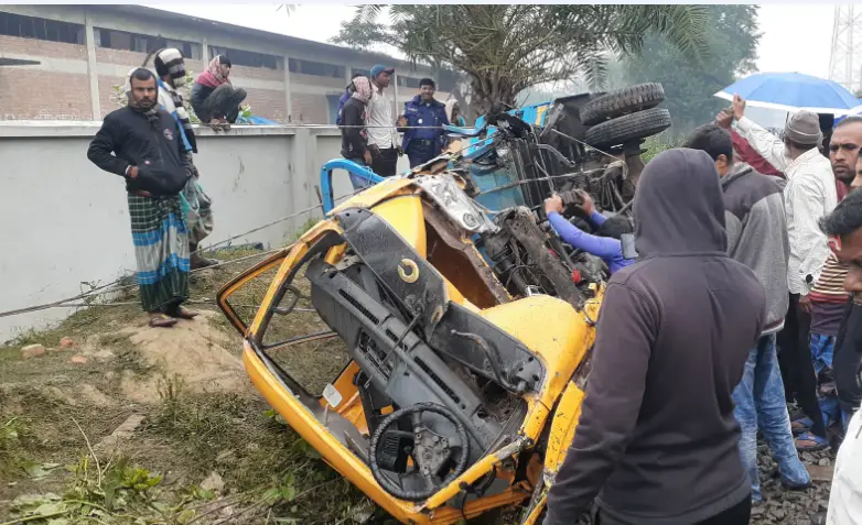 নাটোরে ট্রেন-ট্রাক সংঘর্ষ ॥ ৫ ঘন্টা পর ট্রেন চলাচল স্বাভাবিক নাটোরে ট্রেন-ট্রাক সংঘর্ষ ॥ ৫ ঘন্টা পর ট্রেন চলাচল স্বাভাবিক